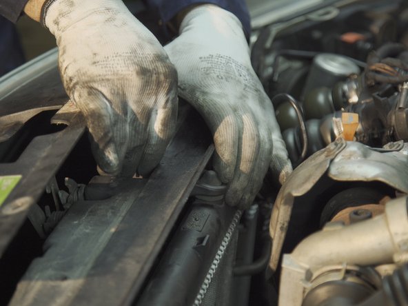 Resserrer la vis avec un Torx de 30