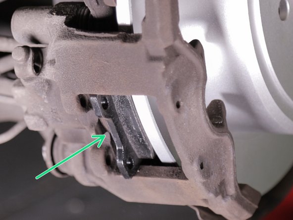 Replacer les deux nouvelles plaquettes de frein de chaque coté du disques