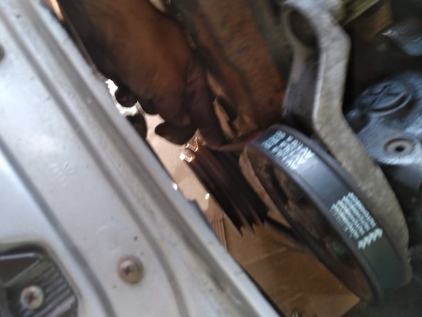 En profiter pour remplacer les courroies d'accessoires en verifiant que les nouvelles soient compatible