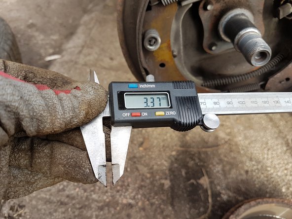 Une fois le tambour enlevé, profité en pour vérifier l'épaisseur des garnitures.