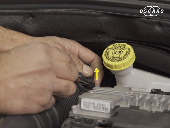 Dé-clipser l'agrafe présente sur la durite d'admission d'air et déplacer le tuyau de dépression