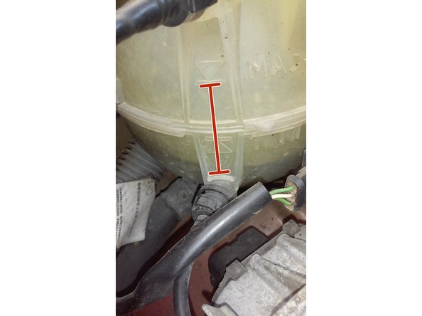 Mettre du liquide de refroidissement jusqu'au repère du haut