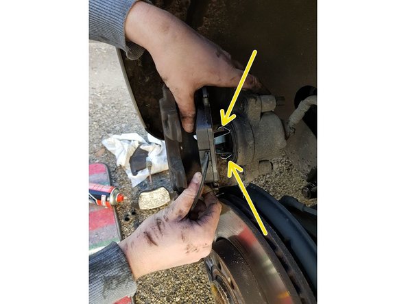 Pour commencer, utilisez la plaquette de frein qui dispose des supports qui entre dans le piston, placez la dans le bon sens puis appuyez fortement pour l'insérer dans le piston.