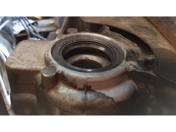 Utilisez une cale en plastique/bois/bronze du même diamètre que le diamètre extérieur du joint spi puis tapez doucement dessus avec un marteau afin de l'enfoncer.