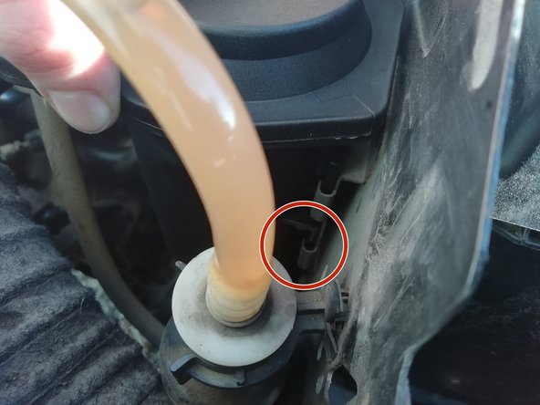 
Replace the new filter by fitting the bottom first and then the top into the rails.
