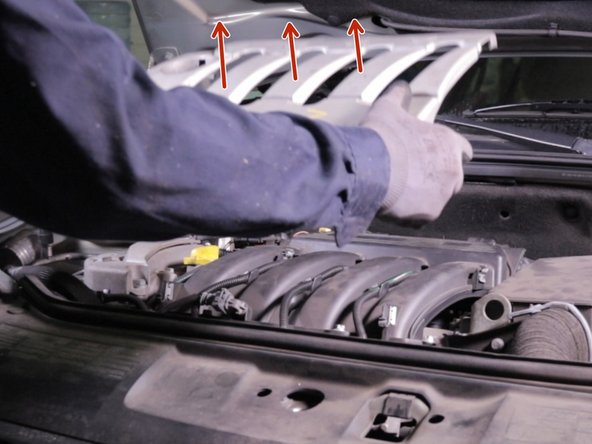 Retirer le cache moteur en le tirant vers le haut