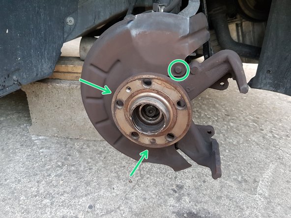 Retirez la vis du disque de frein avec un gros tournevis puis retirez le disque.