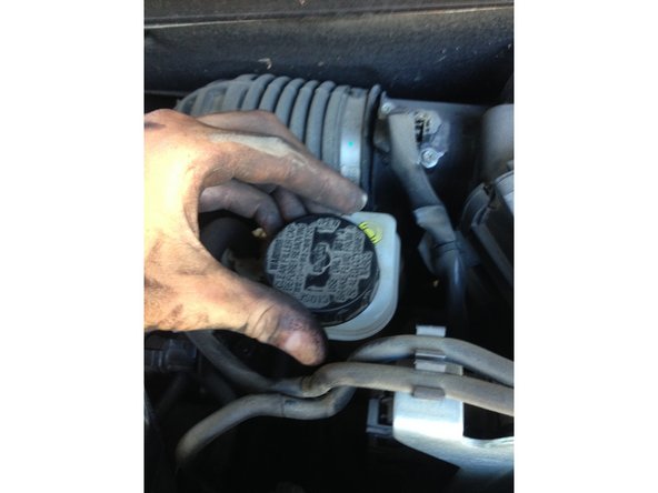 Remettre la voiture sur ses roues et serrer fortement les écrous de roue.