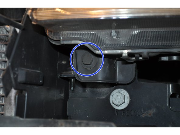 Dernière vis, sous le phare vers l’intérieure de la face avant.