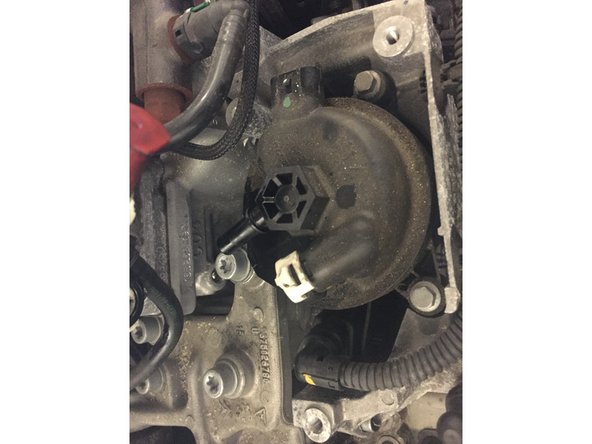 A l'aide de la clé plate de 27 dévisser le filtre