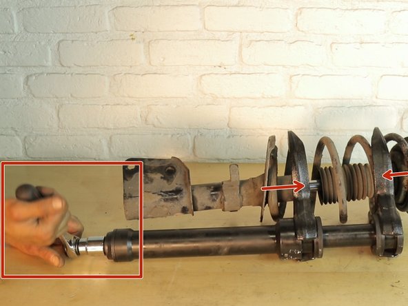 Compresser le ressort au maximum, de façon à libérer la coupelle