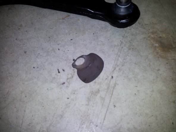 Attention à conserver le chapeau de protection de la rotule, pour le remettre sur le nouveau bras inférieur.