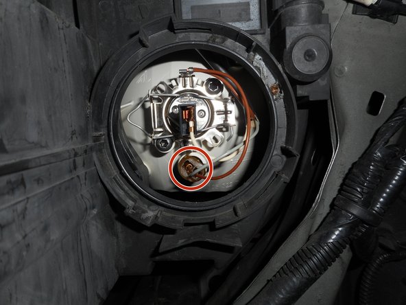 Poussez la douille dans son emplacement jusqu'à ressentir un léger clic. Vous pouvez vous assurez que la douille est bien rentré dans son emplacement en tirant légèrement dessus