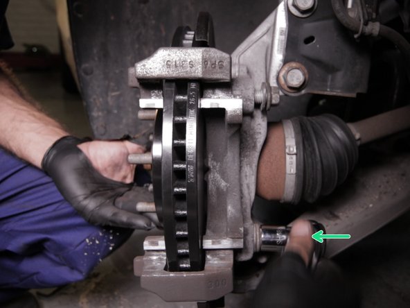 Bloquer les deux vis de la chape à l'aide de la douille de 18 et du cliquet