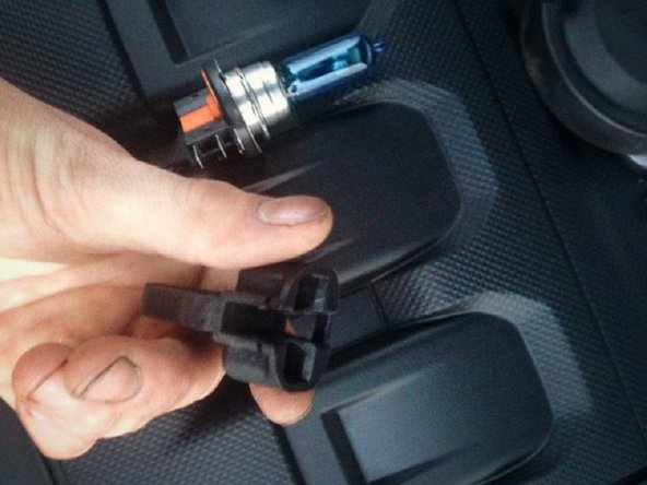 Une fois l'ampoule enlevée, mettez la nouvelle ampoule dans le support en respectant son sens.