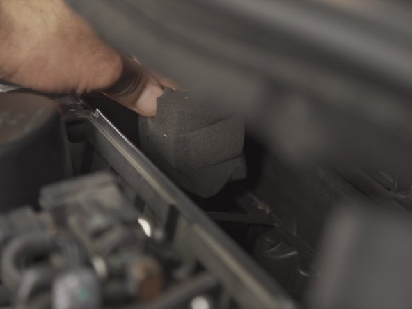 Tirer sur la mousse filtrante dans le fond de la boite à air pour la déposer