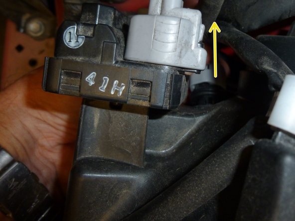 Sur la 3 ème photos je fais un quart de tour à droite et je tire pour sortir la porte ampoule.