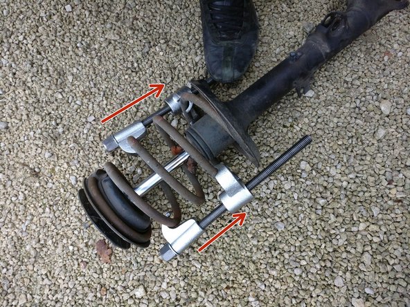 En serrant à la main (pour la mise en position), vérifier que les 2 compresseurs sont parfaitement opposés l'un à l'autre par rapport à l'axe du ressort.