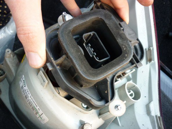 Reclipsez la platine noire à l'arrière de l'optique en faisant attention au petit joint.