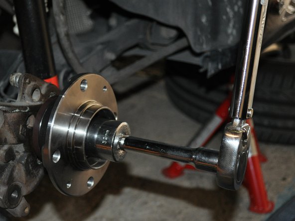 Mettre l'écrou et le serrer à la clé dynamometrique, 20 daNm.