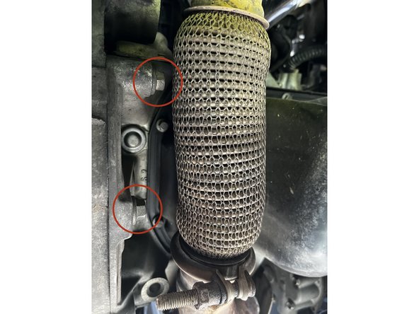 Dévisser et déposer la vis de fixation de boite situé en dessous du démarreur a l'aide d'une clé de 13.