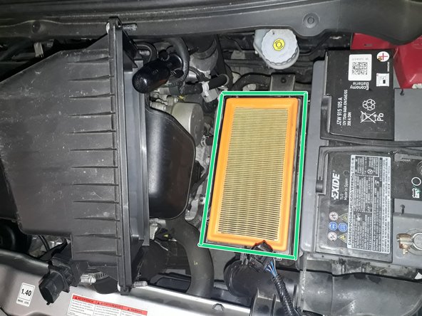 Retirer le filtre pour mettre le nouveau. Revisser la boite à air et fermer le capot moteur.