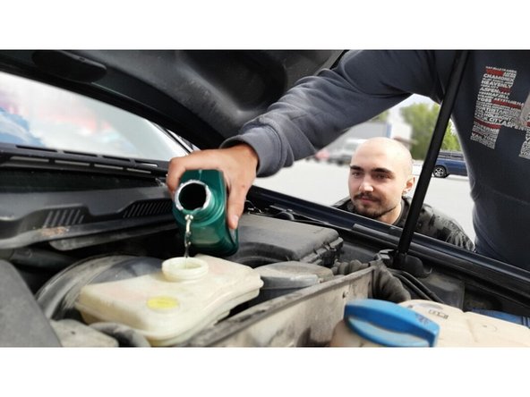 Attention Attention. Etape très importante! Pomper plusieurs fois sur la pédale de frein afin que les pistons reprennent une bonne position et arrêter lorsque la pédale est dure. Ne pas oublier de vérifier le niveau de liquide de frein, en ajouter si nécessaire.