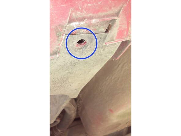 Ne pas oublier celui qui se trouve en dessous du par choc.