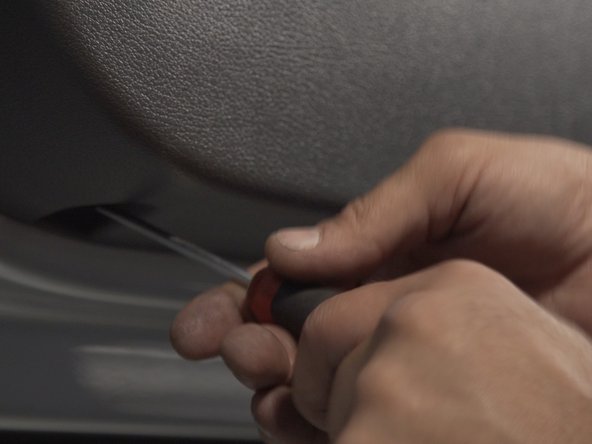 Replacer et revisser les 2 vis du bas du panneau de porte à l'aide du tournevis Torx 20