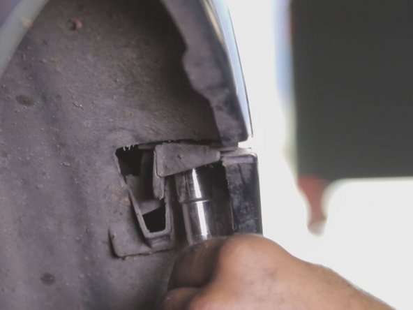 Replacer les vis retenant le pare choc sur les côtés, sur le dessus et en-dessous