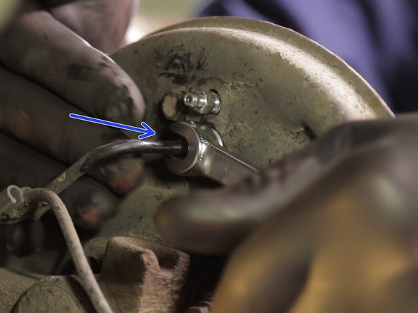 Resserrer le câble de frein avec la  clé à tuyauter