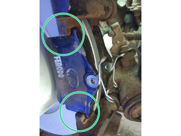 Mettre en place les nouvelles plaquettes dans leurs emplacements.