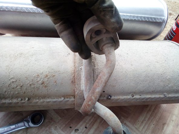 Récupérez les silents bloc de l'ancien silencieux (d'en certain cas si les 2 silent bloc sont trop abimés, fissurés les remplacer)