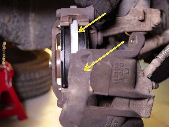 Placer simplement l'étrier sur la chape par le haut