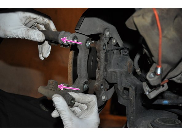 Déposer le support d'étrier maintenu par deux vis Torx T50.