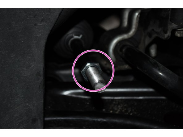 Visser l'écrou en utilisant comme point de repère la mesure sur l’ancienne rotule déposée