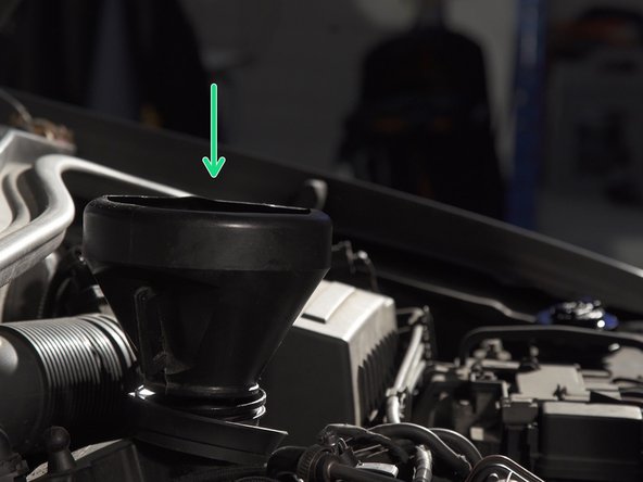 Verser environ 4.3 litres d'huile