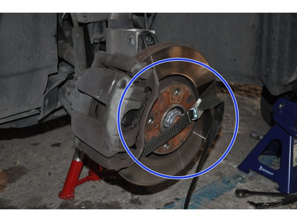 Avant de retirer les vis, placer une sangle sur le moyeu, pour ne pas déboîter l'ardre de transmission.