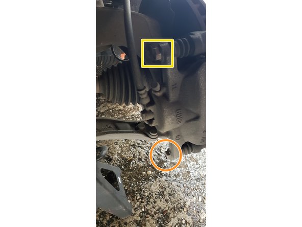 Déposer la vis inférieure de l'étrier de frein avec une clé plate de 13 et 14