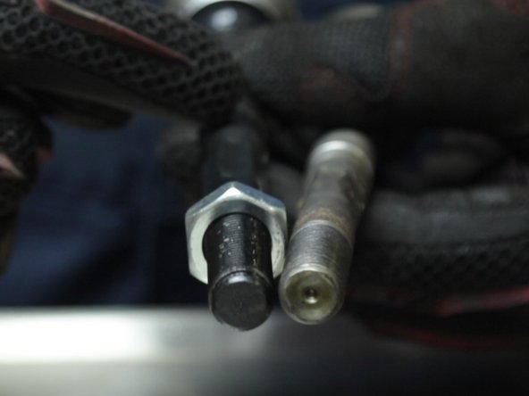 Comparer les dimensions et l'état de la nouvelle biellette de direction avec l'ancienne