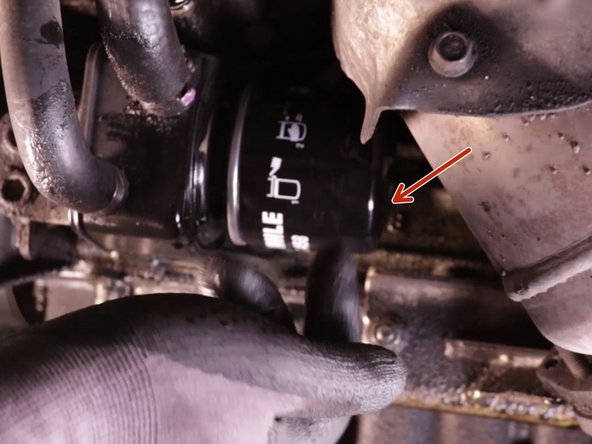 Visser à la main le nouveau filtre à huile sur son support