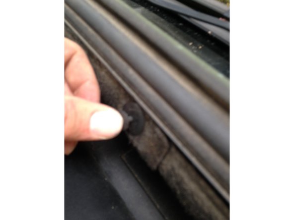 Remonter le cache plastique et l'habillage. Remonter les agrafes en appuyant sur la partie centrale une fois en place.