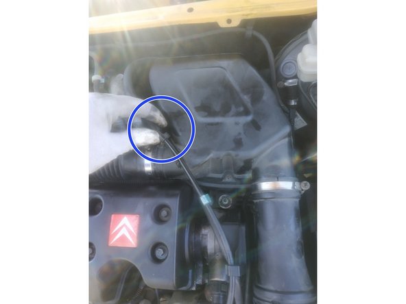 remettre le câble d'accélérateur en place