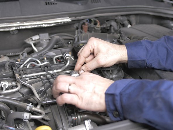 Revisser la vis avec le tournevis Torx T15