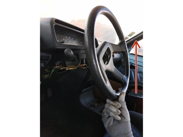 relever la colonne de direction en poussant le volant vers le haut