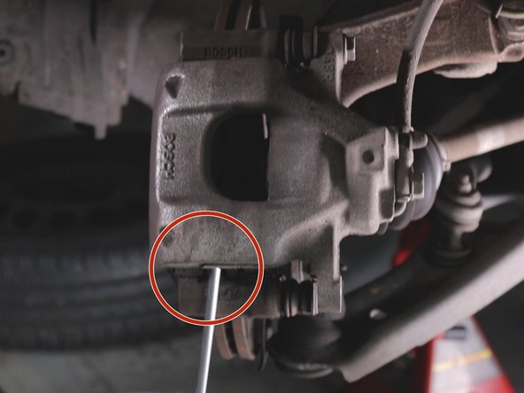 A l'aide d'un tournevis plat faite levier pour écarter l'étrier du disque