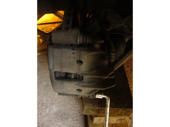 Avec la clé de 12 ou 13, dévisser la vis inférieure de l'étrier (dégrippant si besoin)