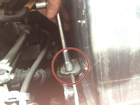 Visser l'écrou de fixation en bas à gauche de la batterie