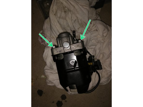 Dévisser les 2 vis qui maintiennent le filtre à son support