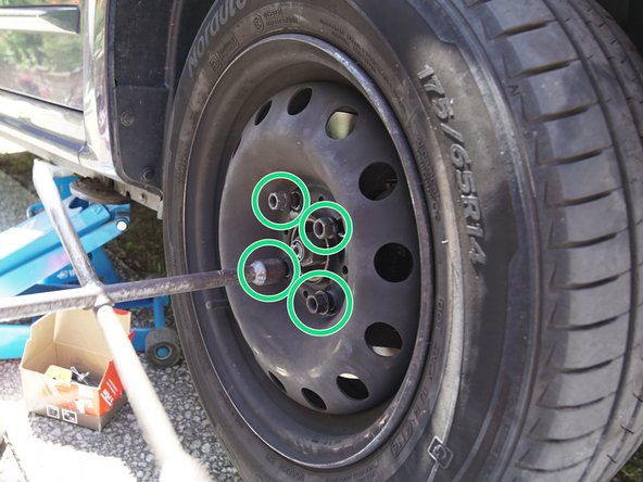 Alignez les trous du moyeu avec ceux de la roue, insérez les 4 écrous